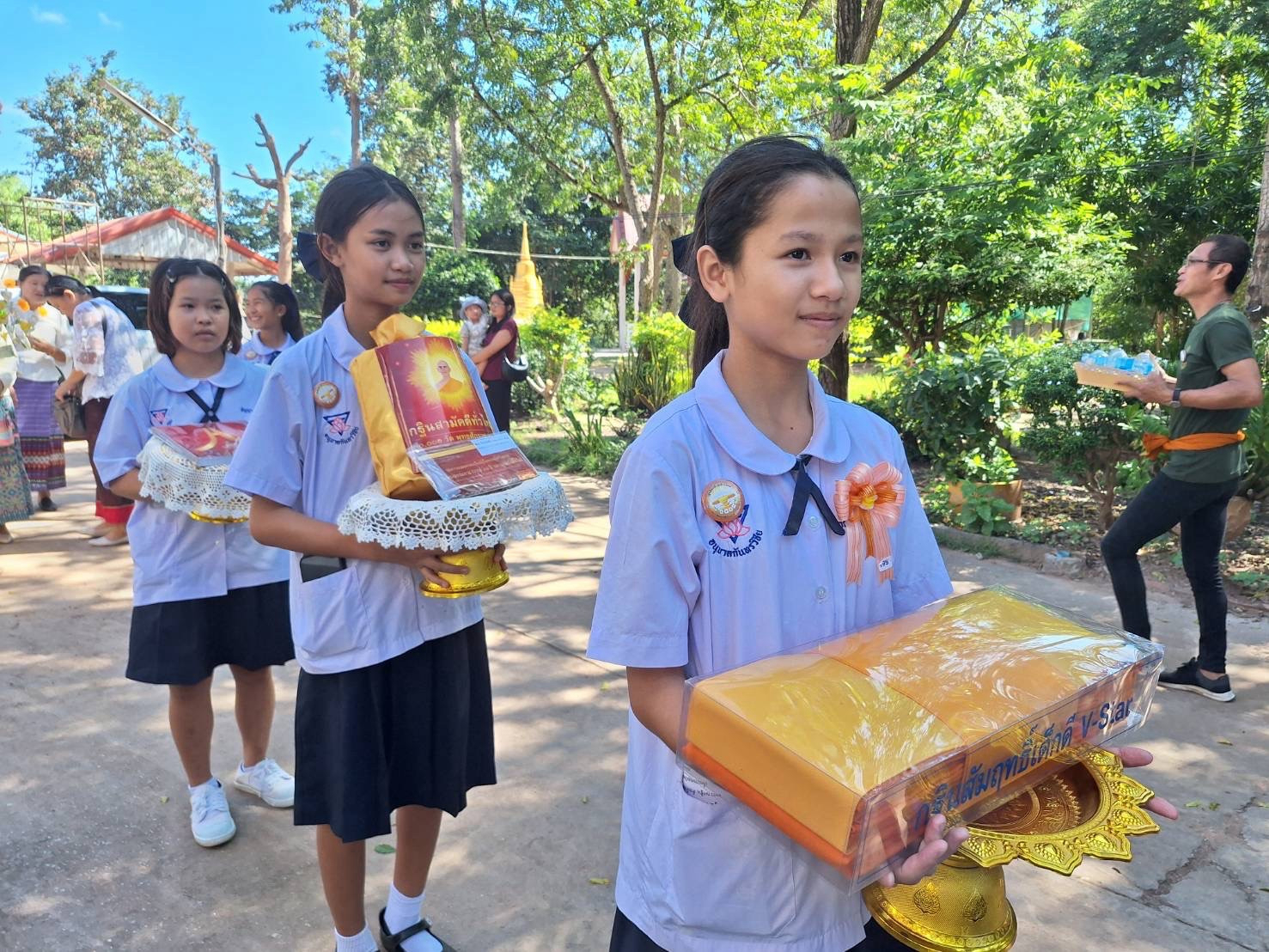 ภาพร่วมขบวนกฐินวัดหนองเม็ก