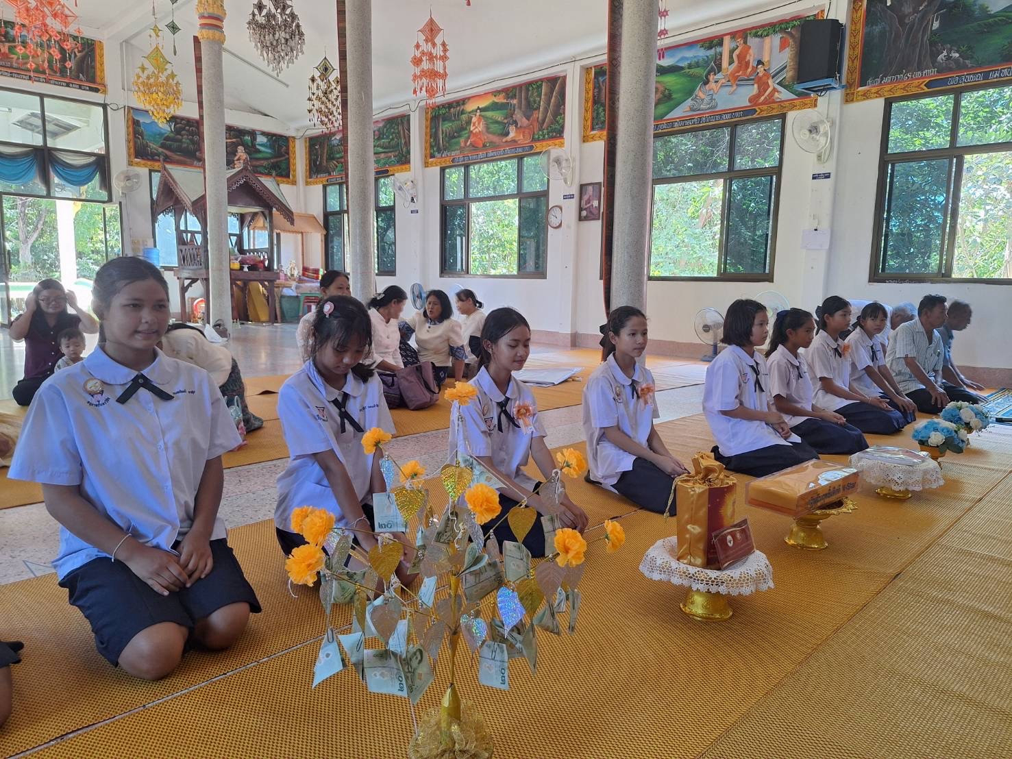 ภาพหมู่ถือพานถวายปัจจัยวัดหนองเม็ก