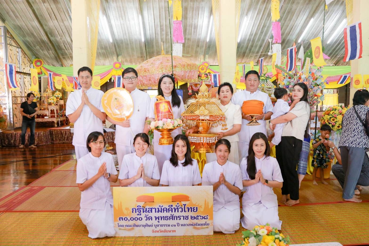 ภาพหมู่ถือพานถวายปัจจัยวัดใหญ่