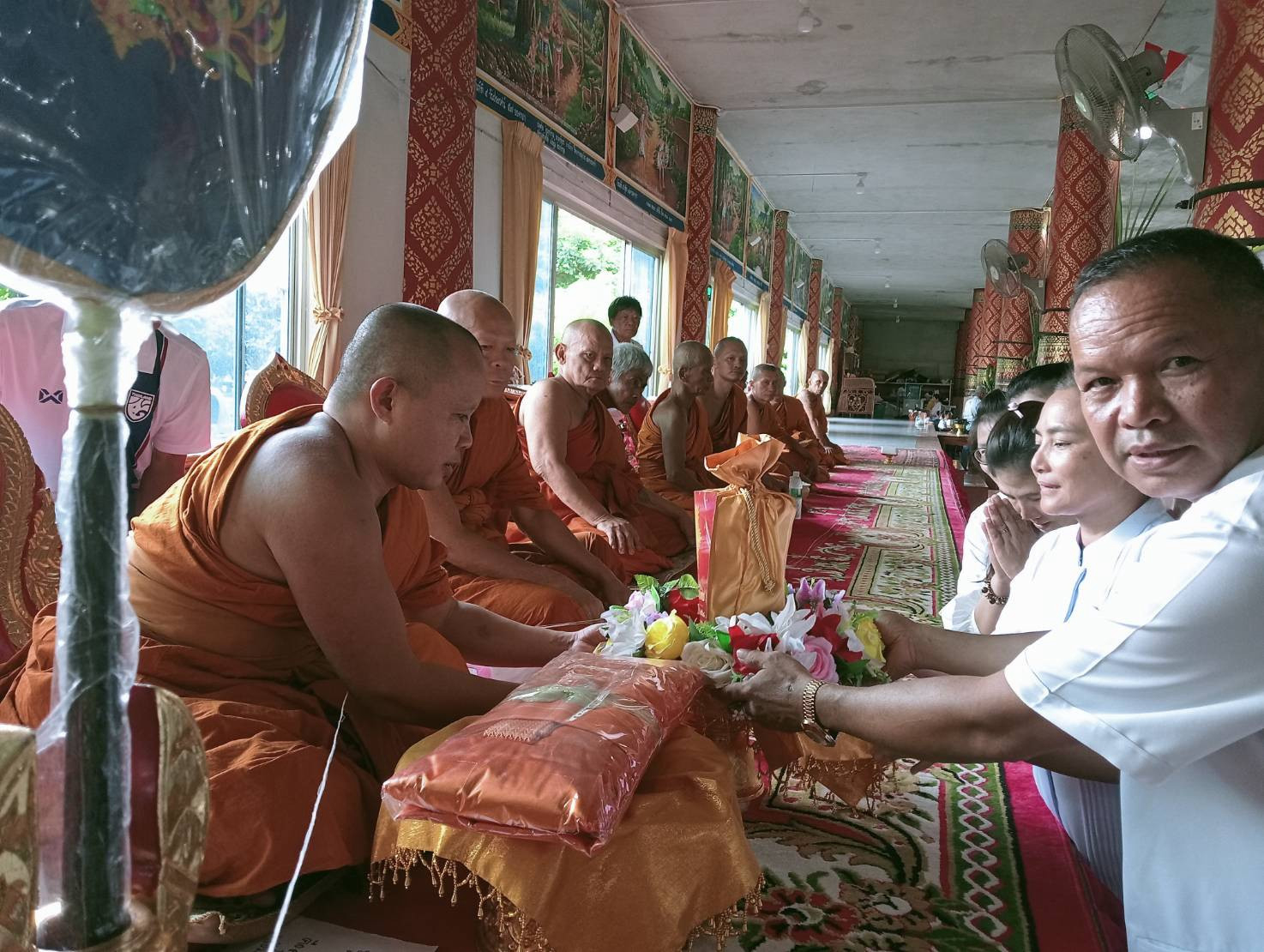 ภาพการถวายปัจจัยวัดหนองปรือ