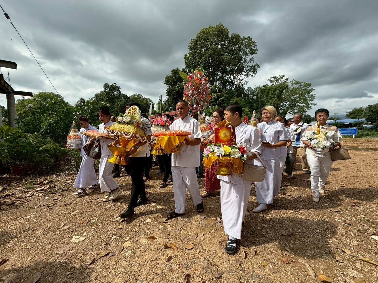 ภาพหมู่ถือพานถวายปัจจัยวัดหนองปรือ