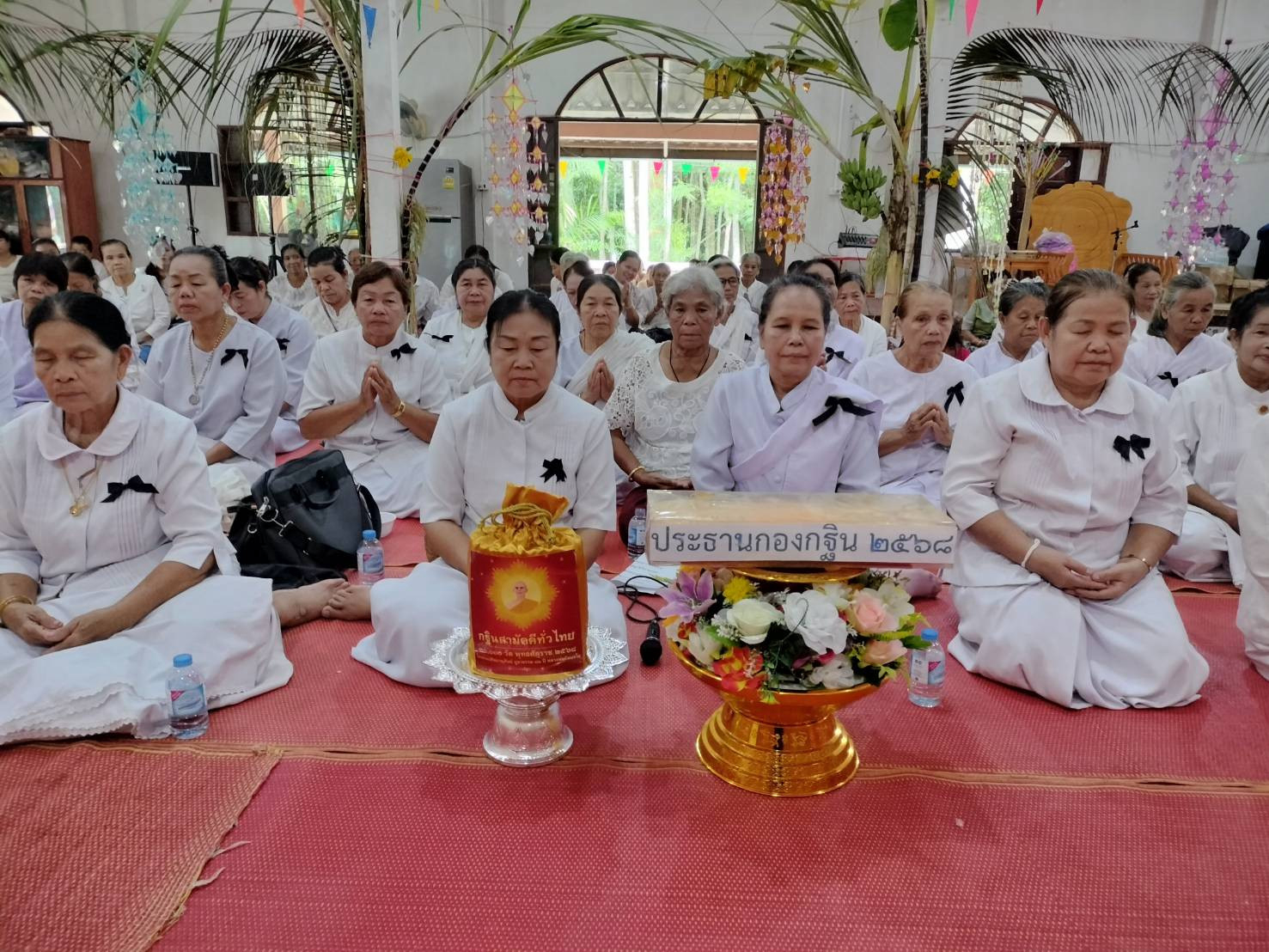 ภาพหมู่ถือพานถวายปัจจัยวัดป่าสามัคคี