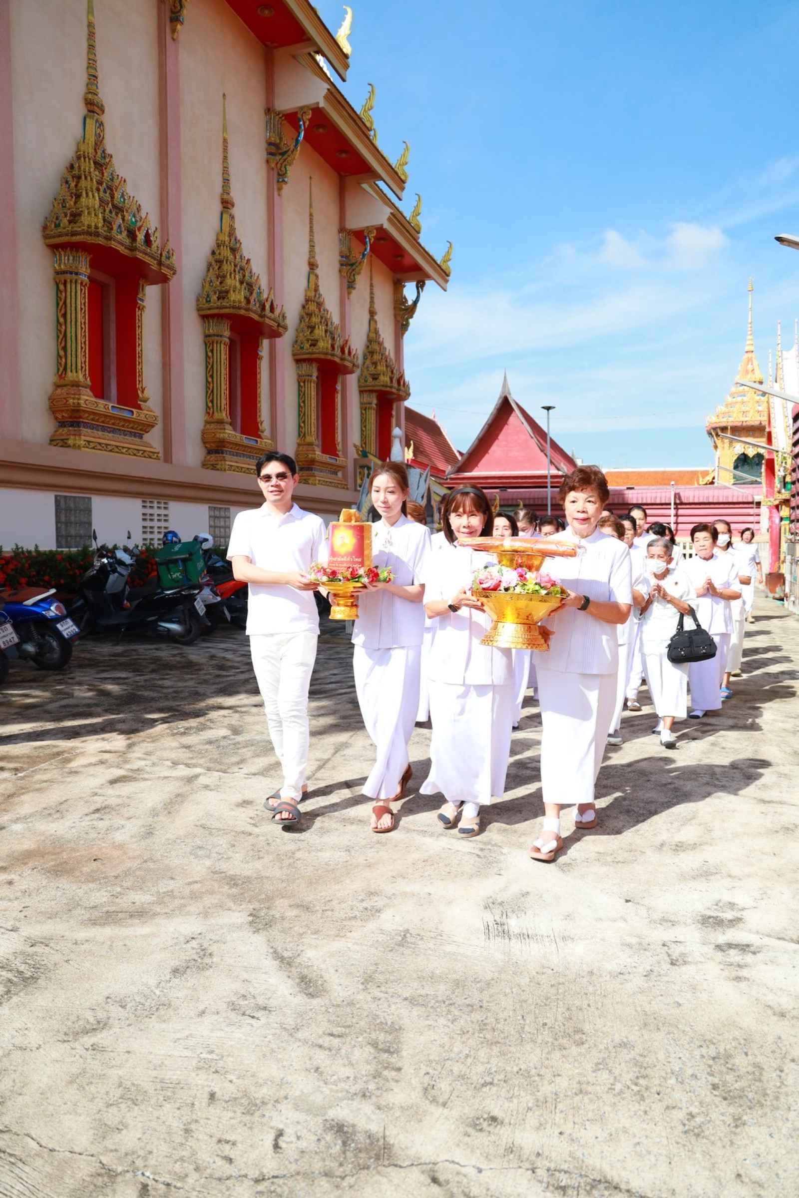 ภาพร่วมขบวนกฐินวัดหนองใหญ่