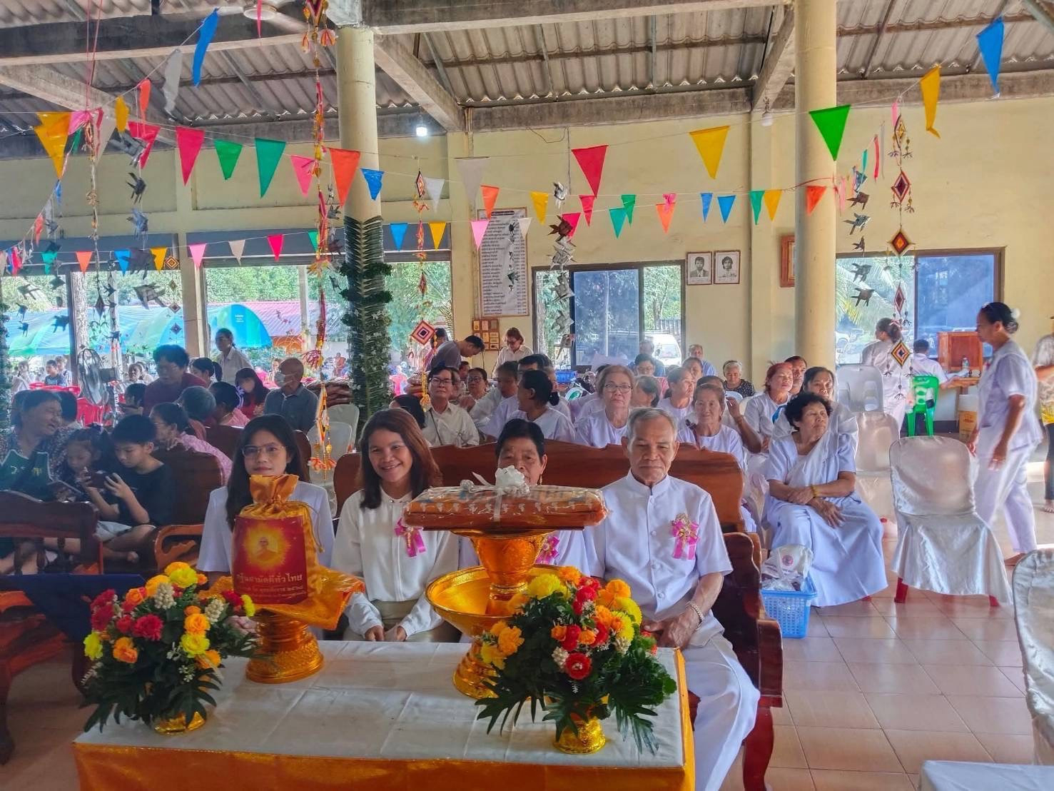 ภาพหมู่ถือพานถวายปัจจัยสำนักสงฆ์บ้านวังรี