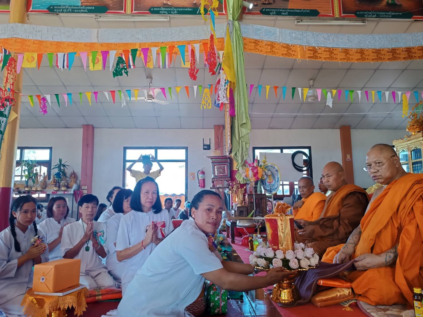 ภาพการถวายปัจจัยวัดไม้ลัน