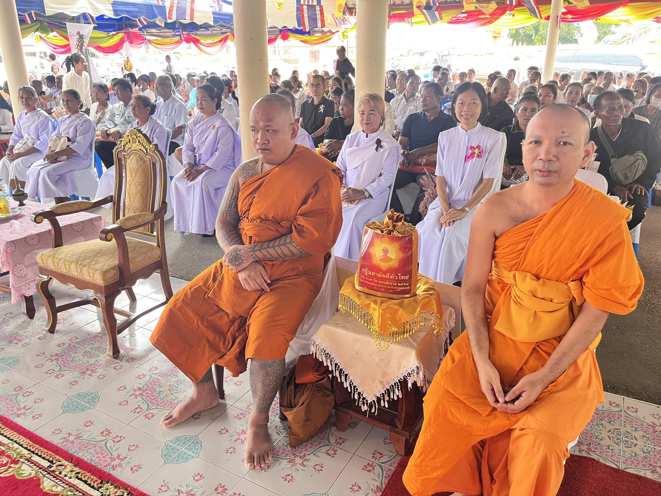 ภาพหมู่ถือพานถวายปัจจัยวัดสำโรงโพนดวล