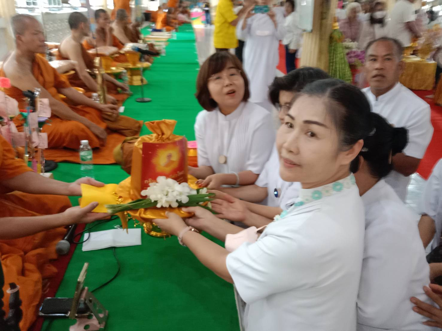 ภาพการถวายปัจจัยวัดหนองขอนเทพพนม