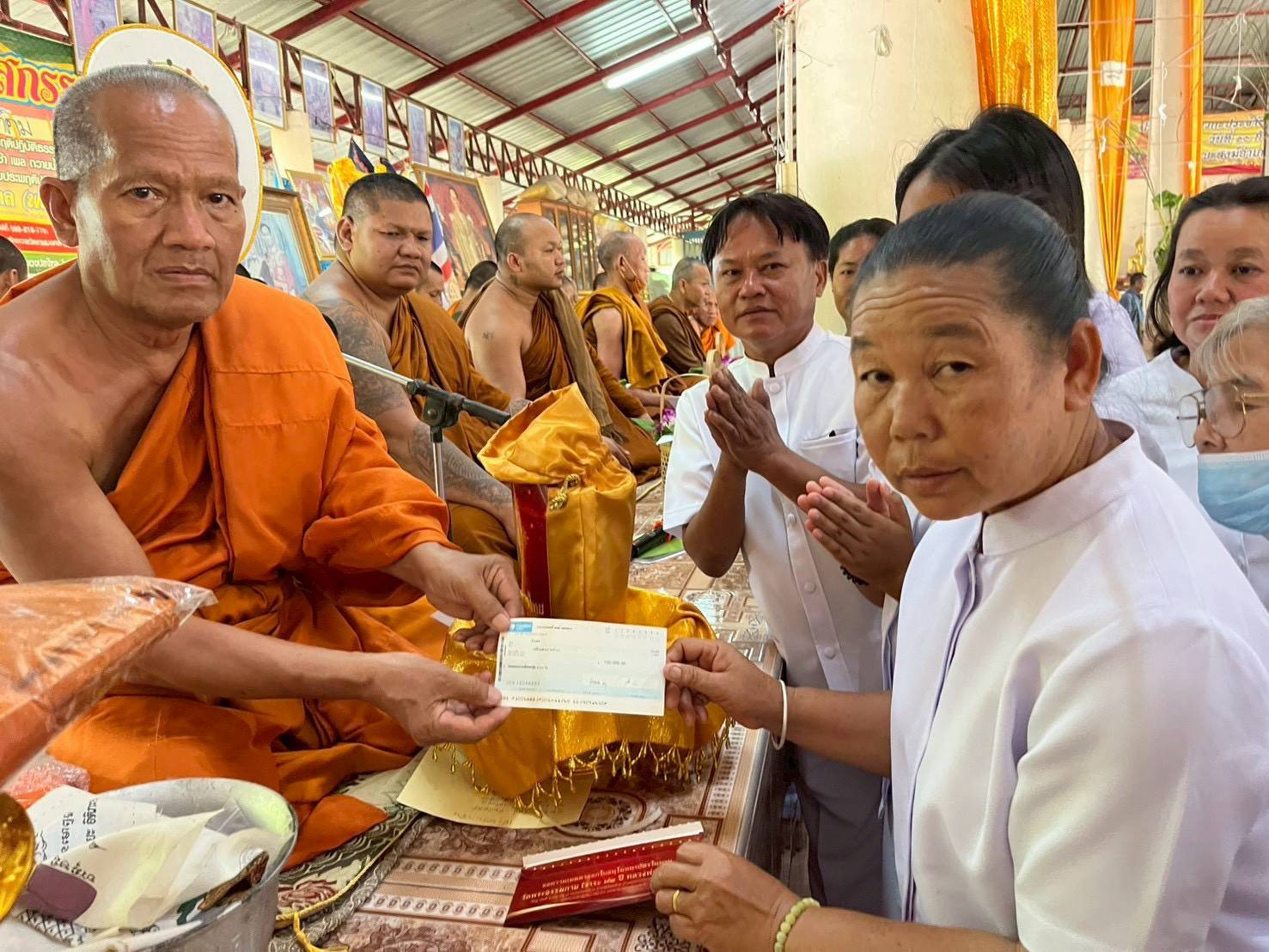 ภาพการถวายปัจจัยวัดเทพมงคล