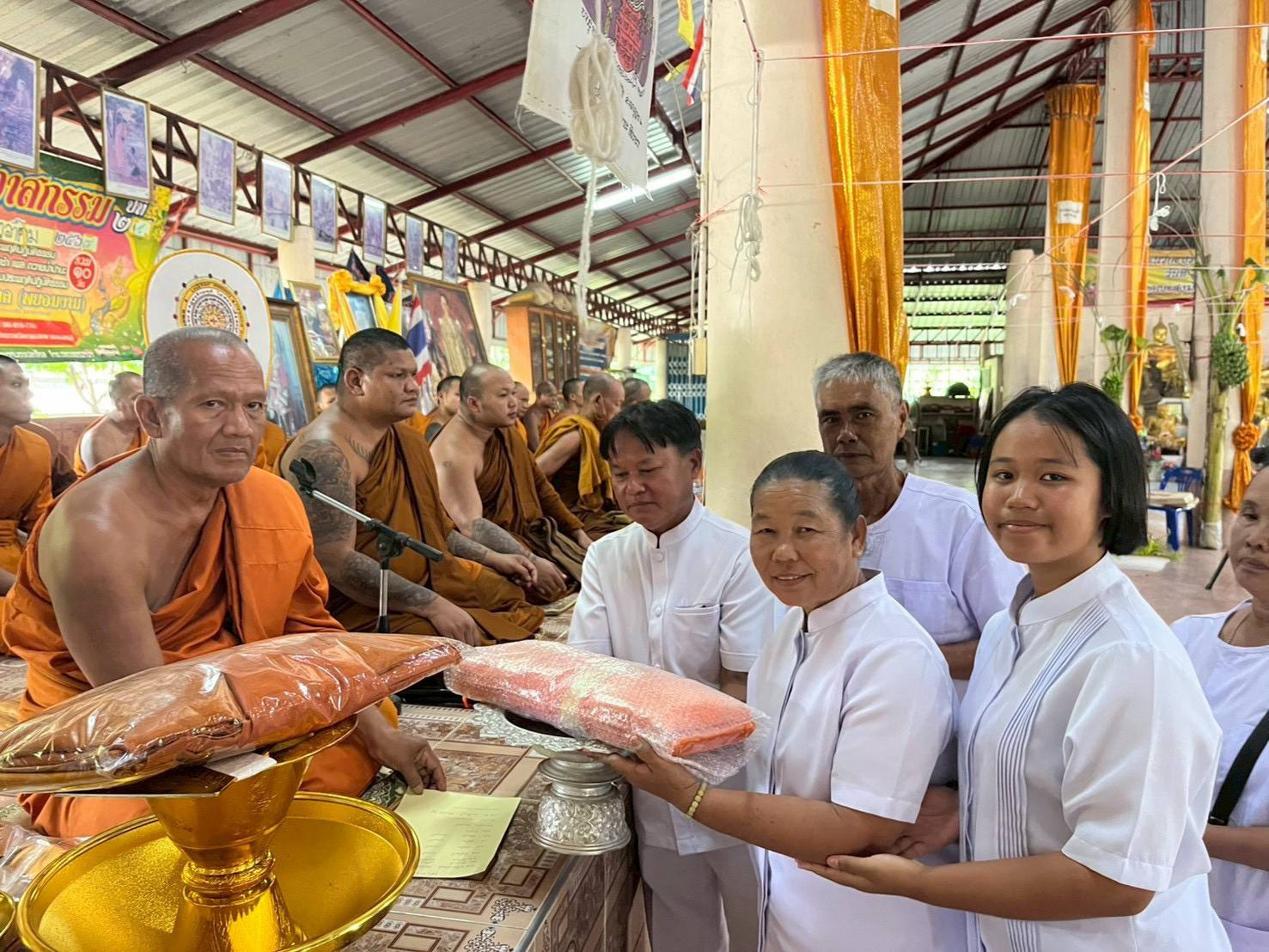 ภาพหมู่ถือพานถวายปัจจัยวัดเทพมงคล