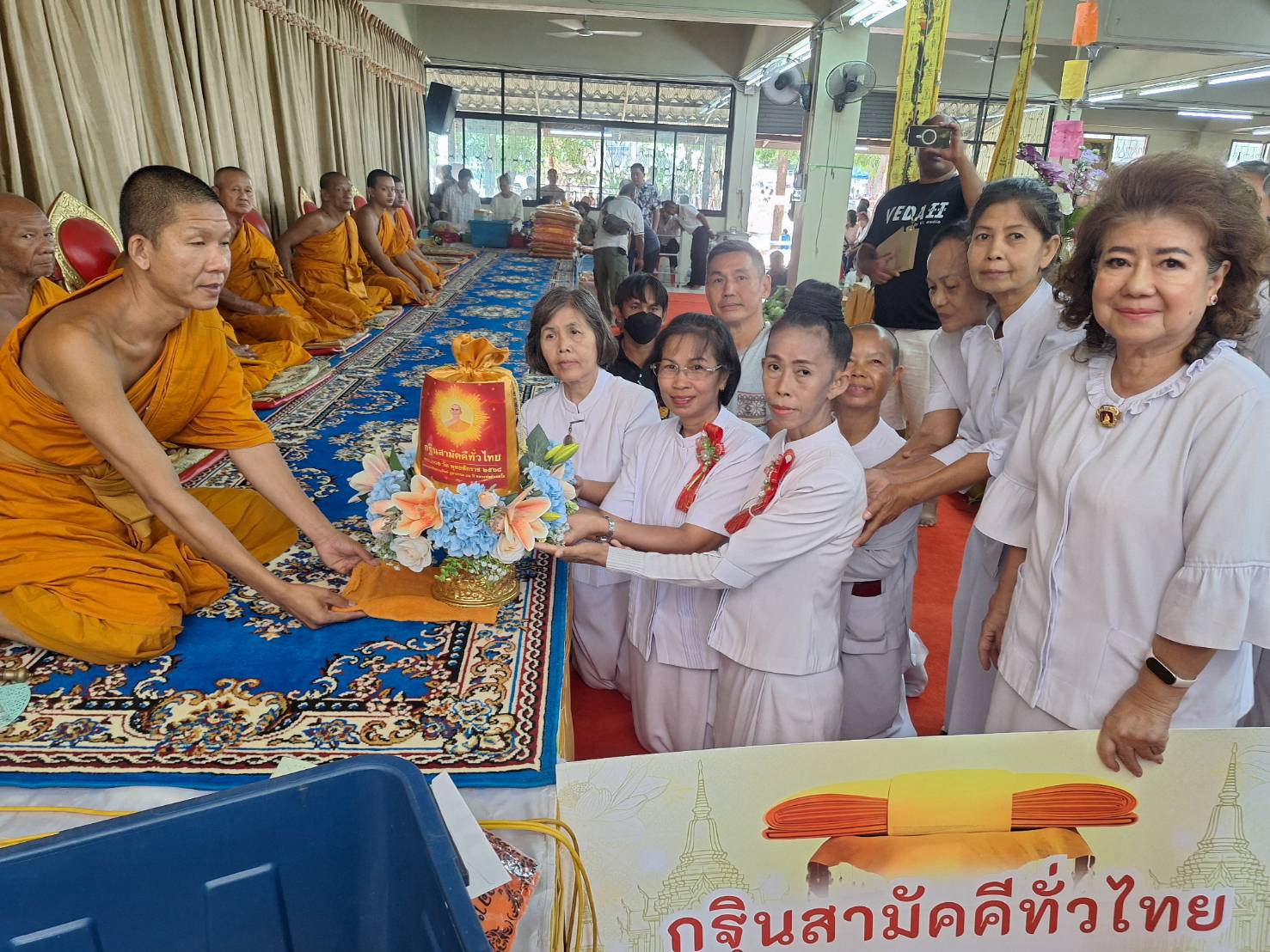 ภาพการถวายปัจจัยวัดท่าพะเนียดกุญชร