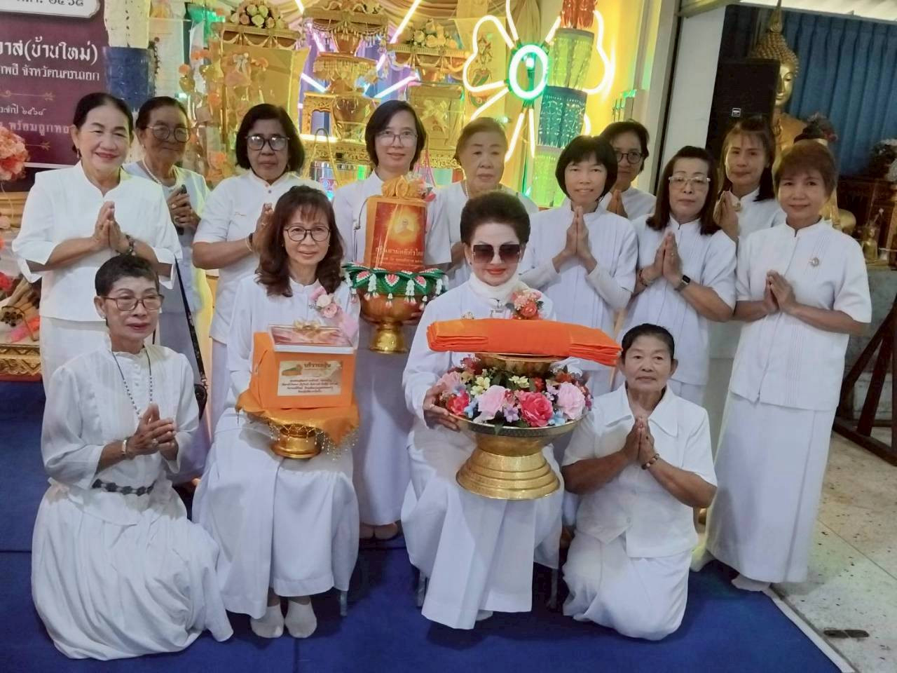 ภาพหมู่ถือพานถวายปัจจัยวัดปทุมวงษาวาส