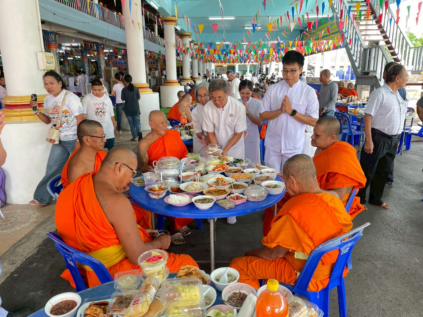 ภาพร่วมพิธีกรรมวัดลาดเป้ง