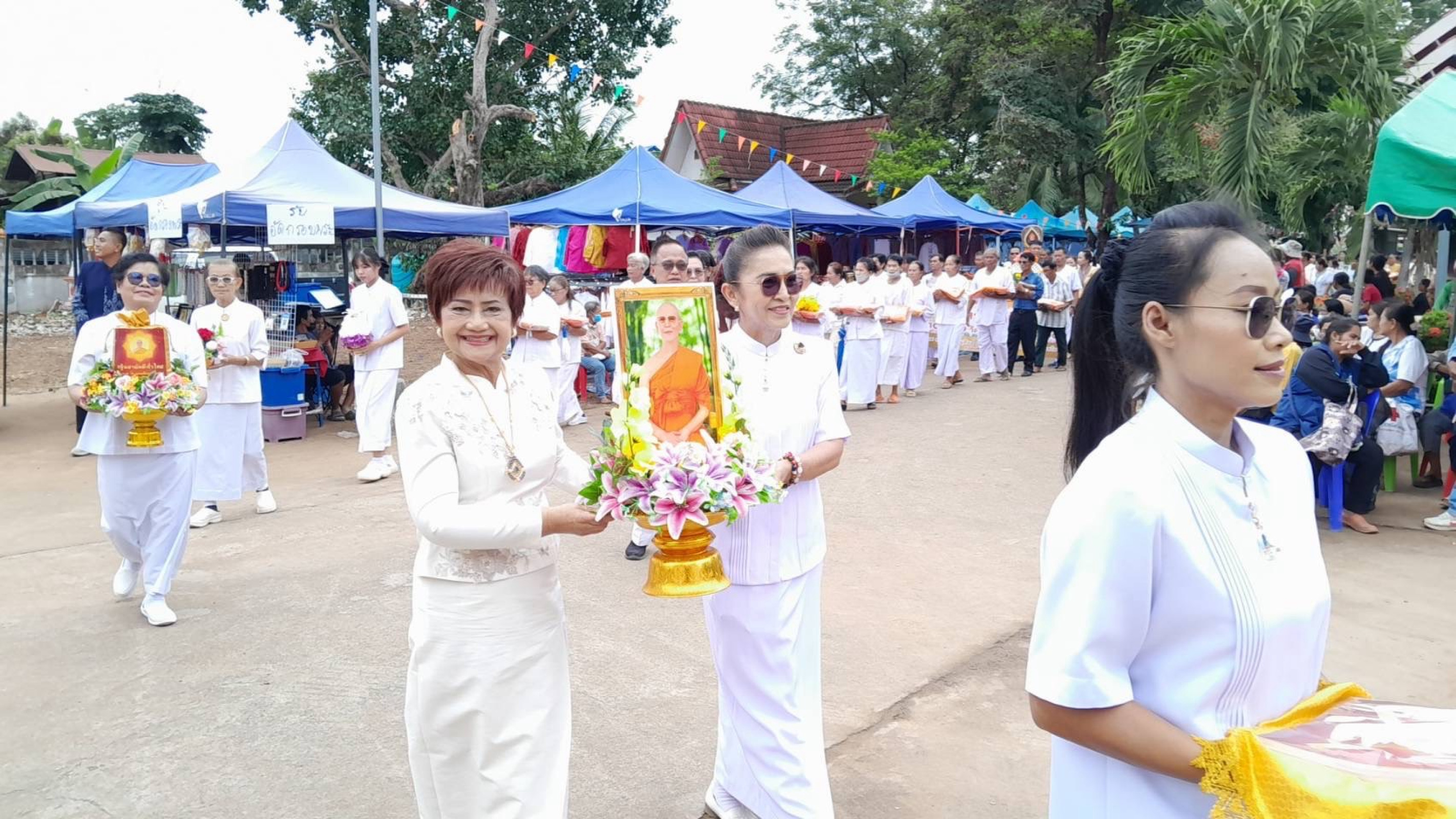 ภาพร่วมขบวนกฐินวัดจอมศรี