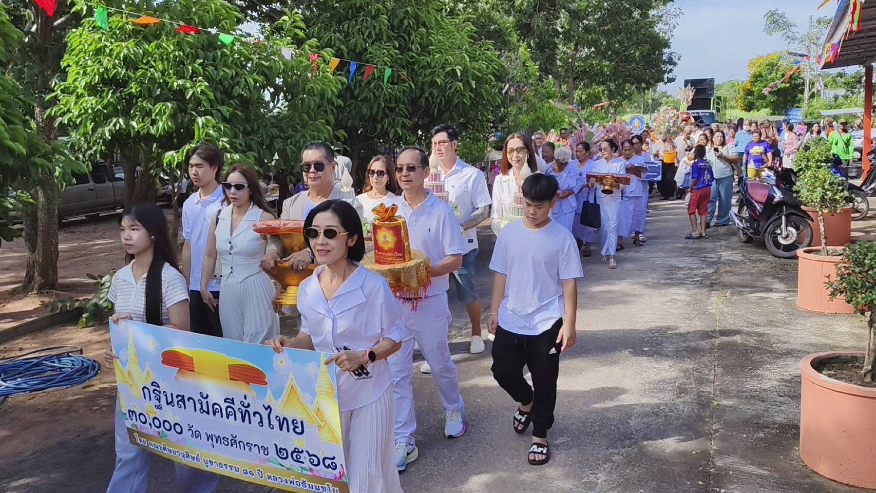 ภาพร่วมขบวนกฐินวัดดอนตะหนิน