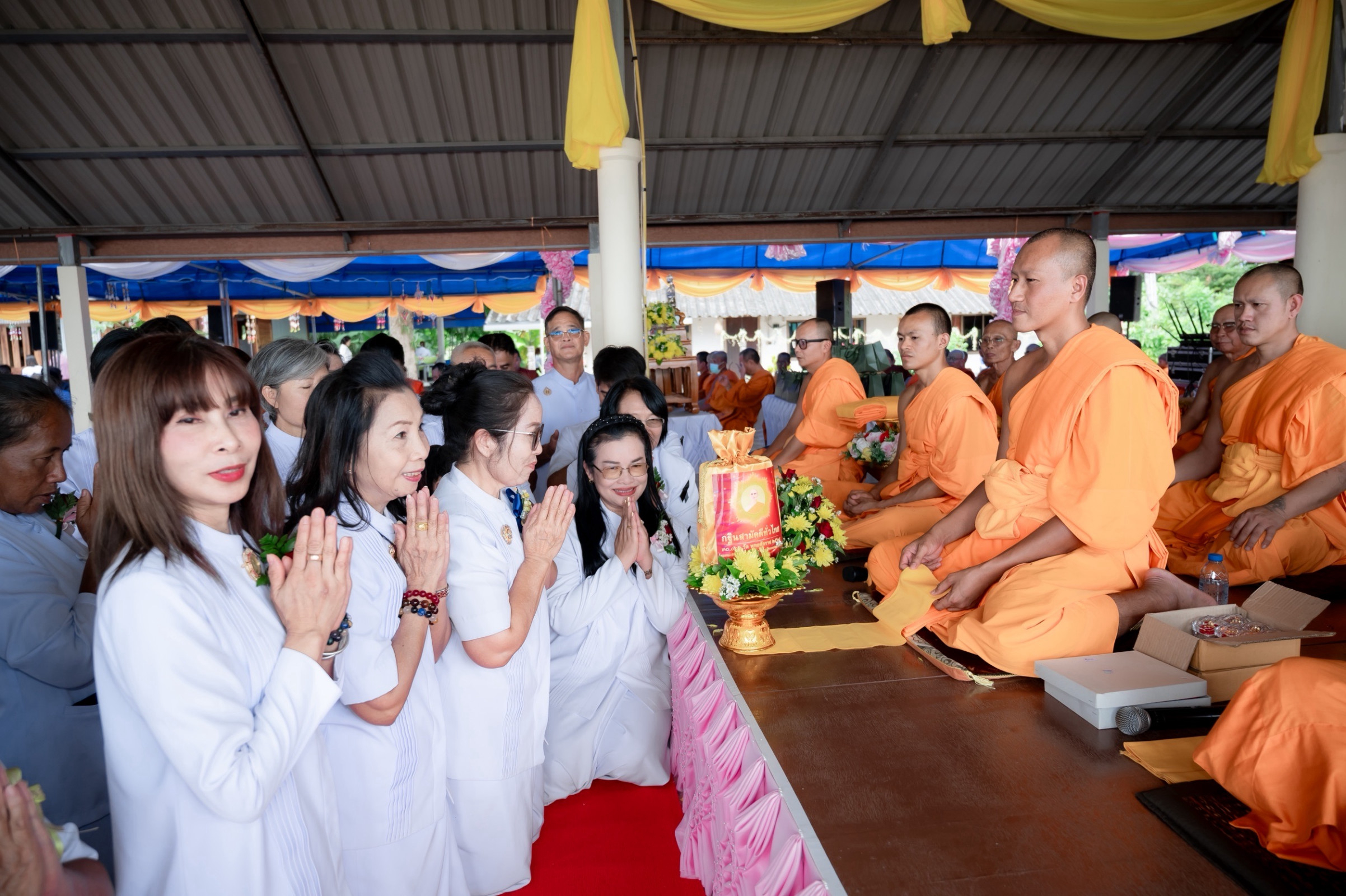 ภาพการถวายปัจจัยศูนย์ปฏิบัติธรรมแก่งตะวันแก้ว