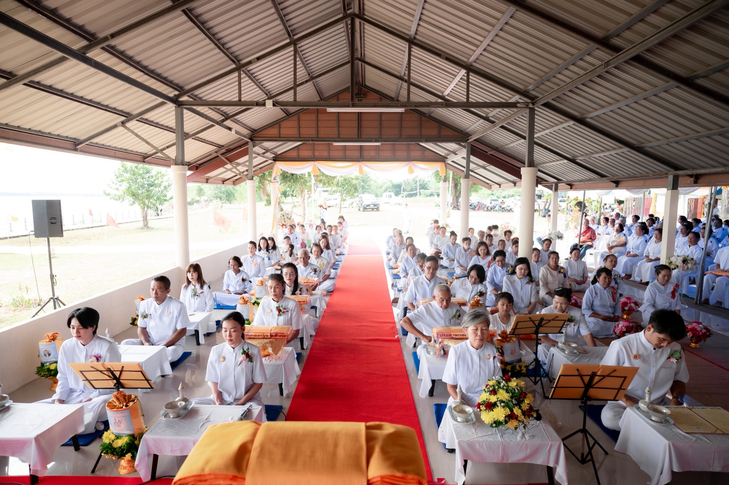 ภาพร่วมพิธีกรรมศูนย์ปฏิบัติธรรมแก่งตะวันแก้ว