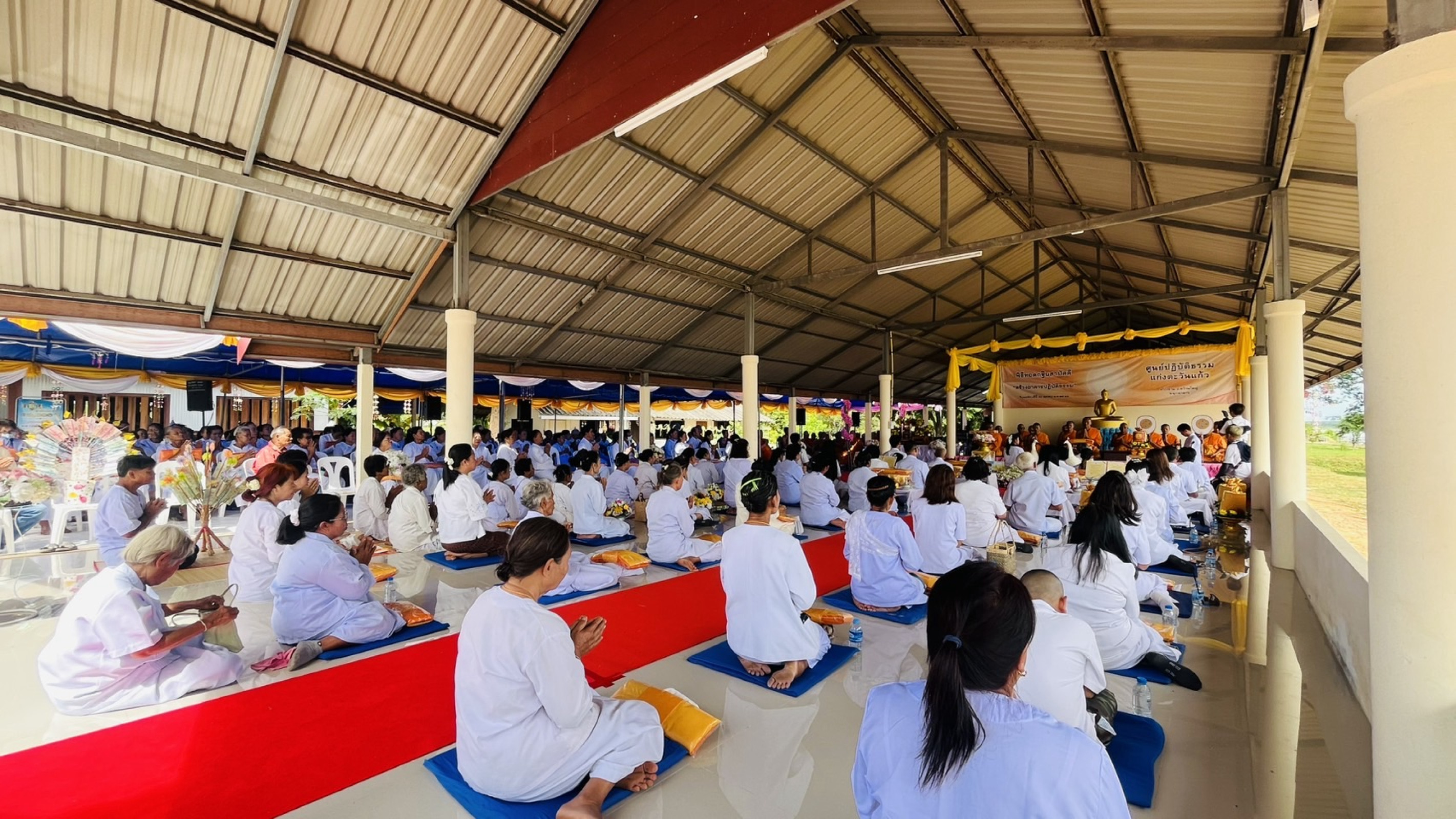 ภาพร่วมพิธีกรรมศูนย์ปฏิบัติธรรมแก่งตะวันแก้ว