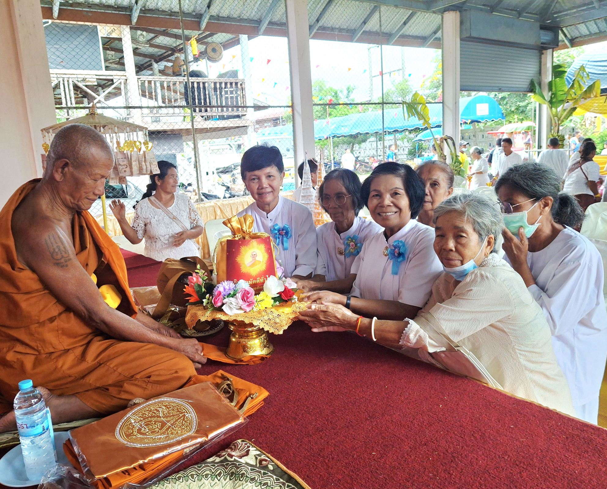 ภาพหมู่ถือพานถวายปัจจัยที่พักสงฆ์บ้านกระเจา