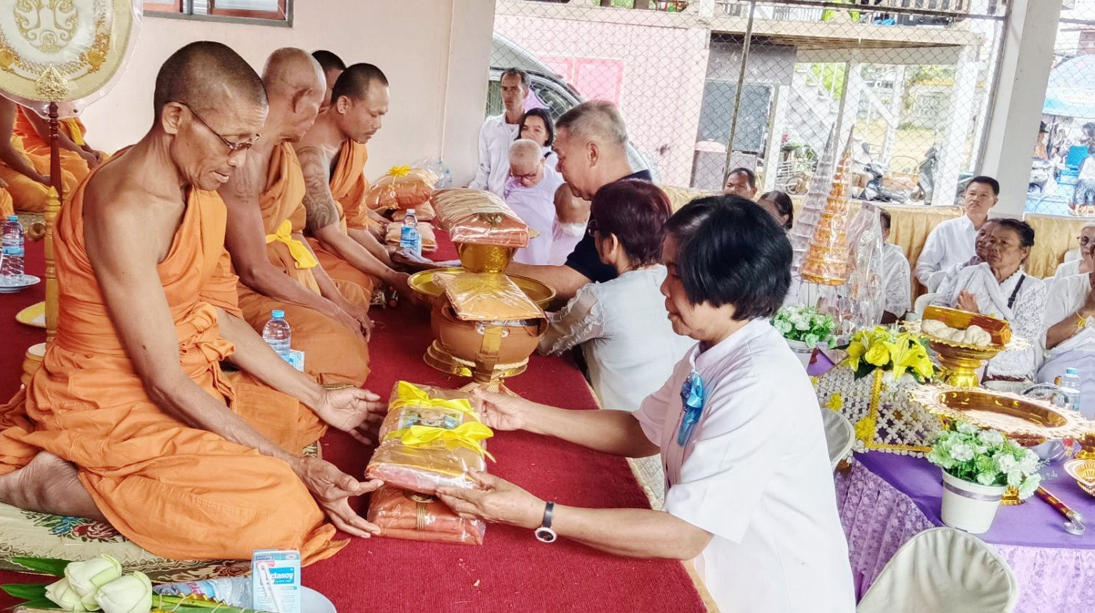 ภาพร่วมพิธีกรรมที่พักสงฆ์บ้านกระเจา