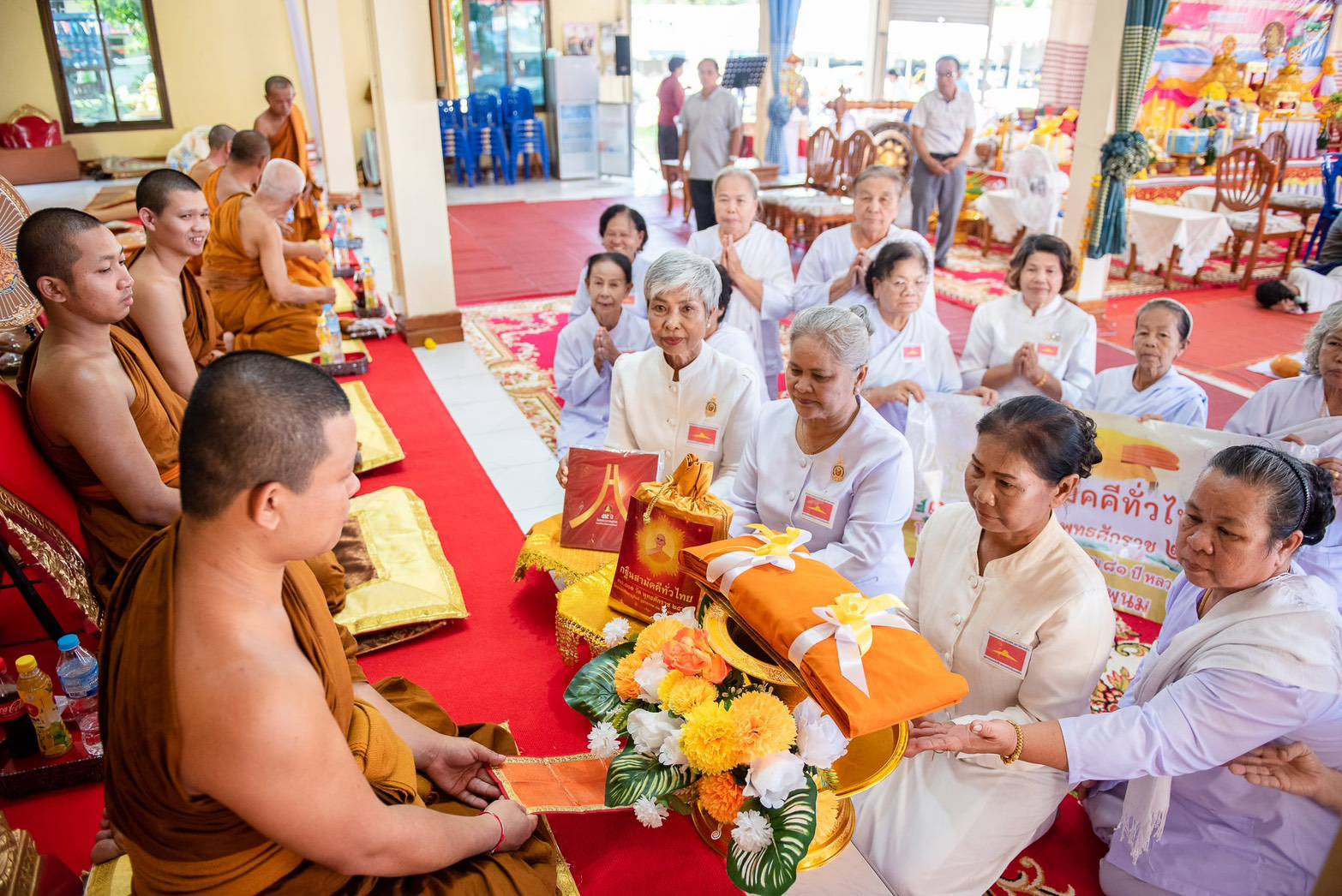 ภาพการถวายปัจจัยวัดศรีบัวบาน