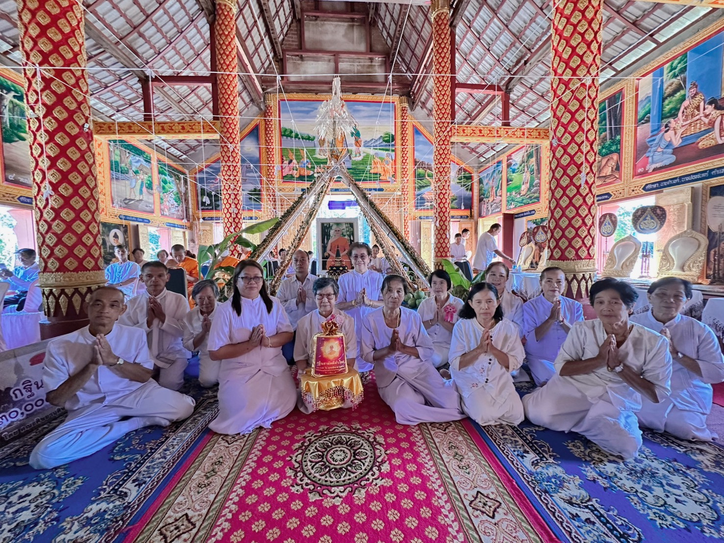 ภาพหมู่ถือพานถวายปัจจัยวัดบ้านป่าบง