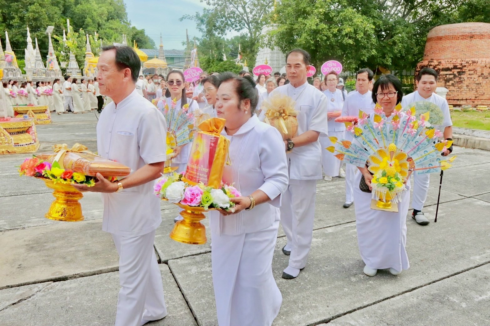 ภาพร่วมขบวนกฐินวัดสว่างอารมณ์