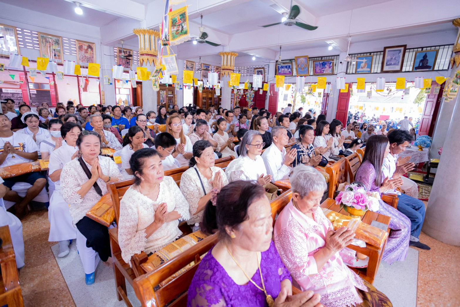 ภาพร่วมพิธีกรรมวัดกาหลง