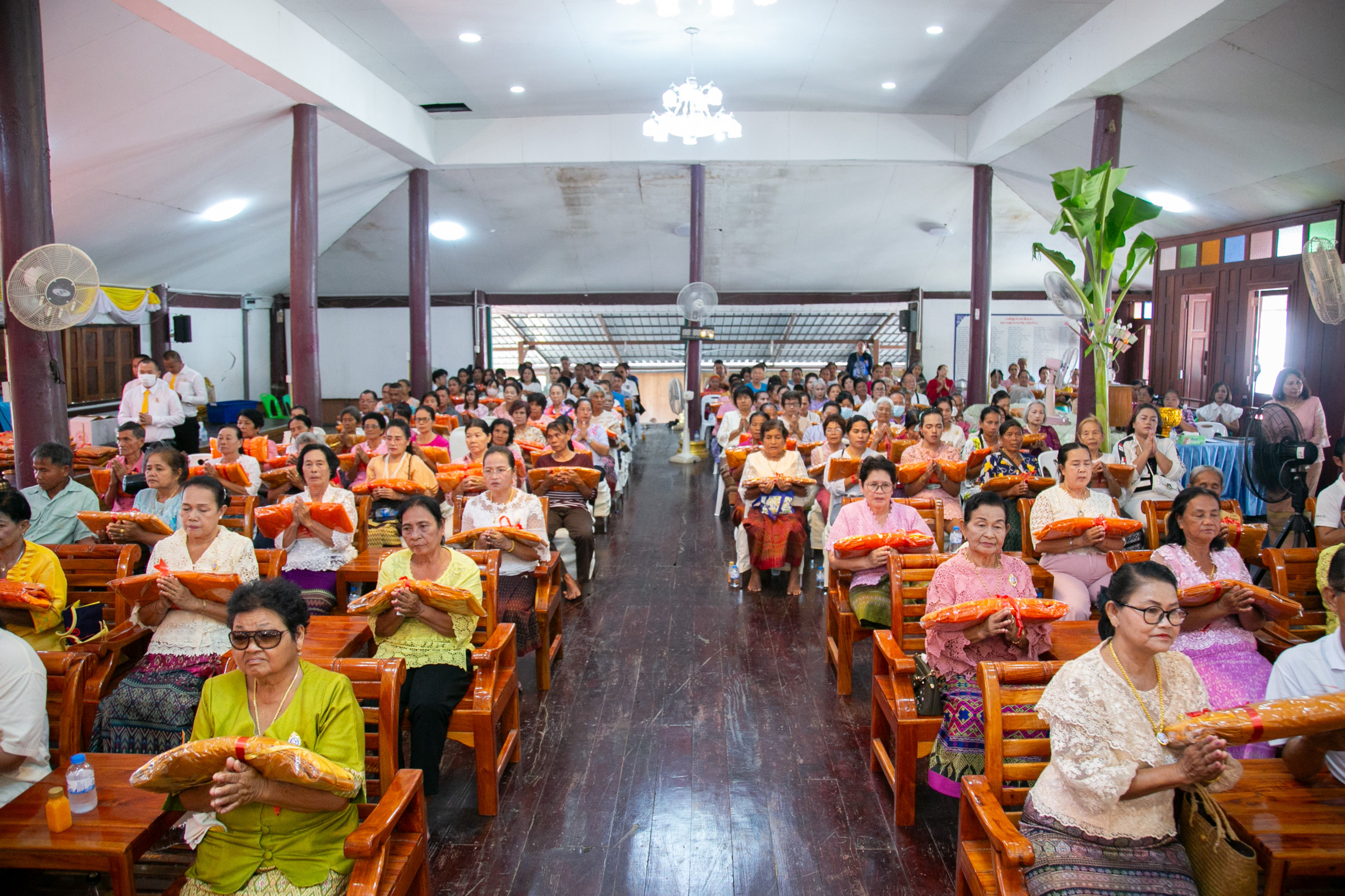 ภาพร่วมพิธีกรรมวัดพนมรอก