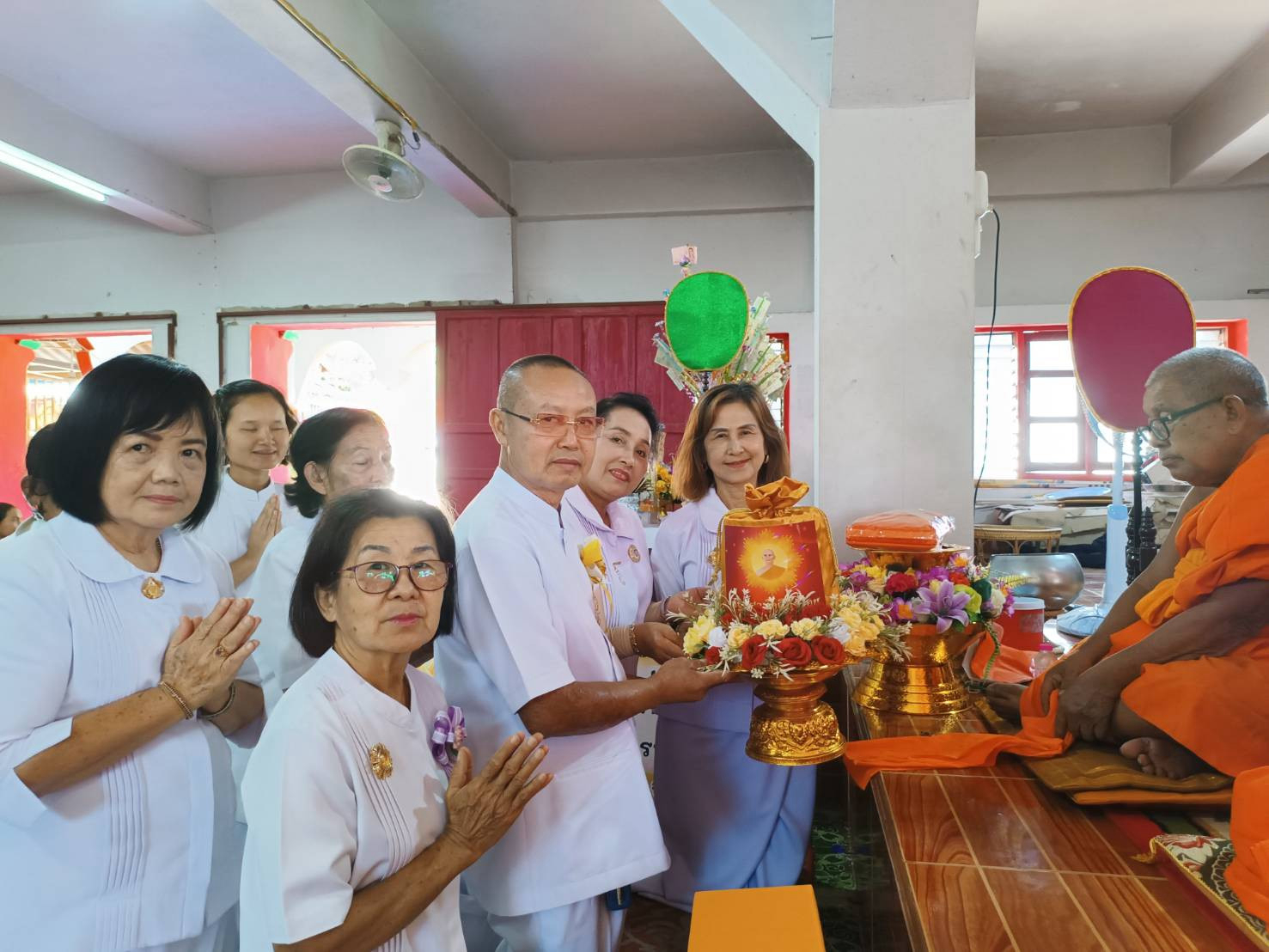 ภาพการถวายปัจจัยวัดบ้านแพะ