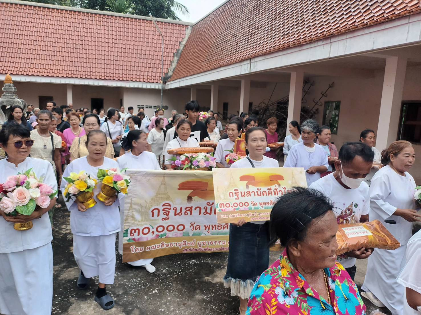 ภาพร่วมขบวนกฐินวัดหนองผักแว่น