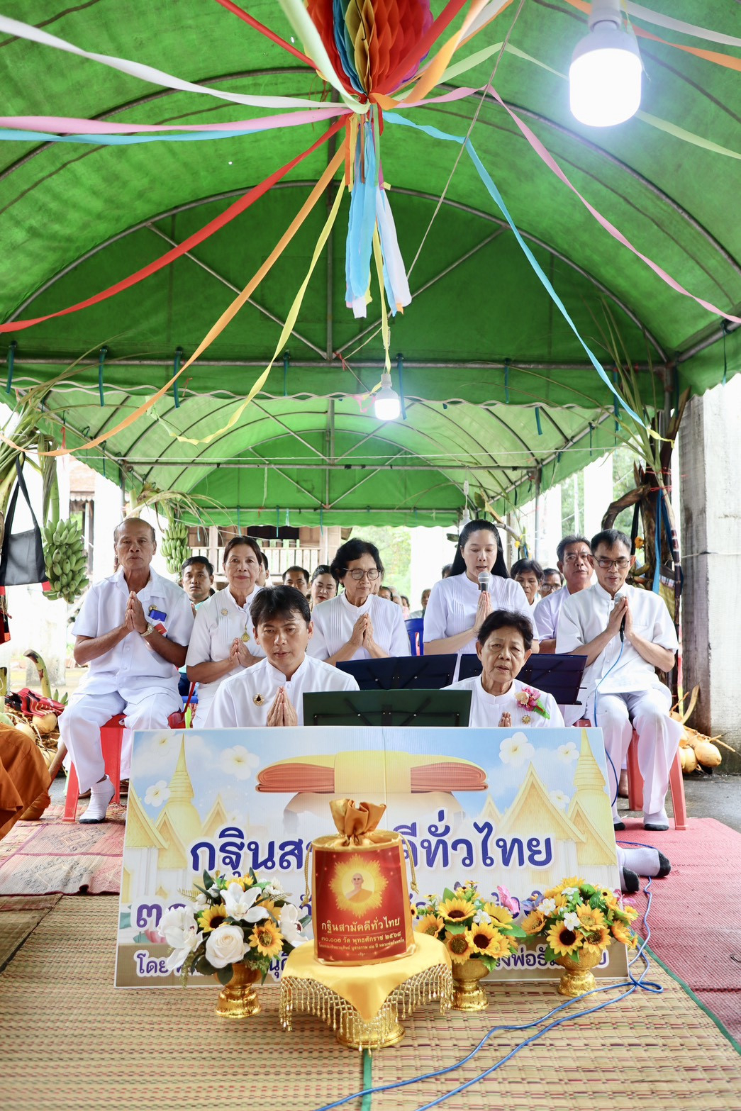 ภาพหมู่ถือพานถวายปัจจัยวัดป่าเขาลอย