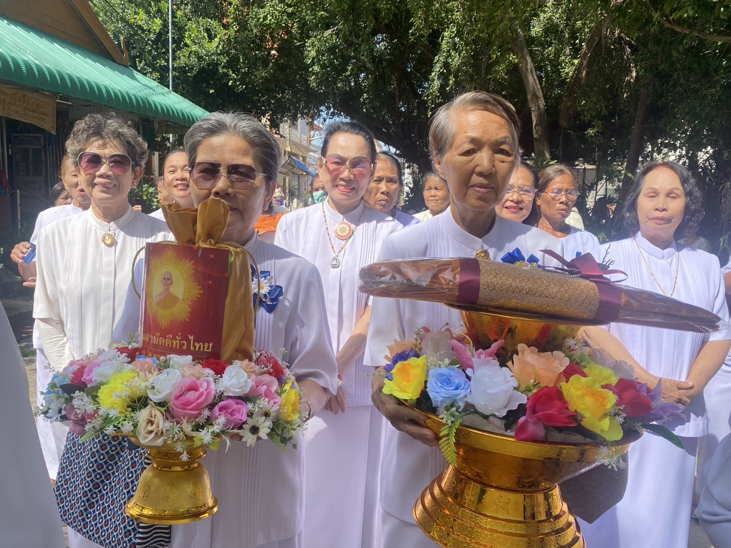 ภาพหมู่ถือพานถวายปัจจัยวัดโพธาราม