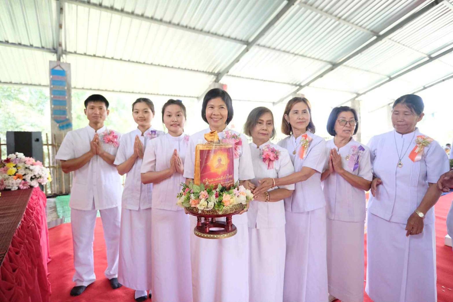 ภาพหมู่ถือพานถวายปัจจัยสำนักสงฆ์แม่ลิดหลวง