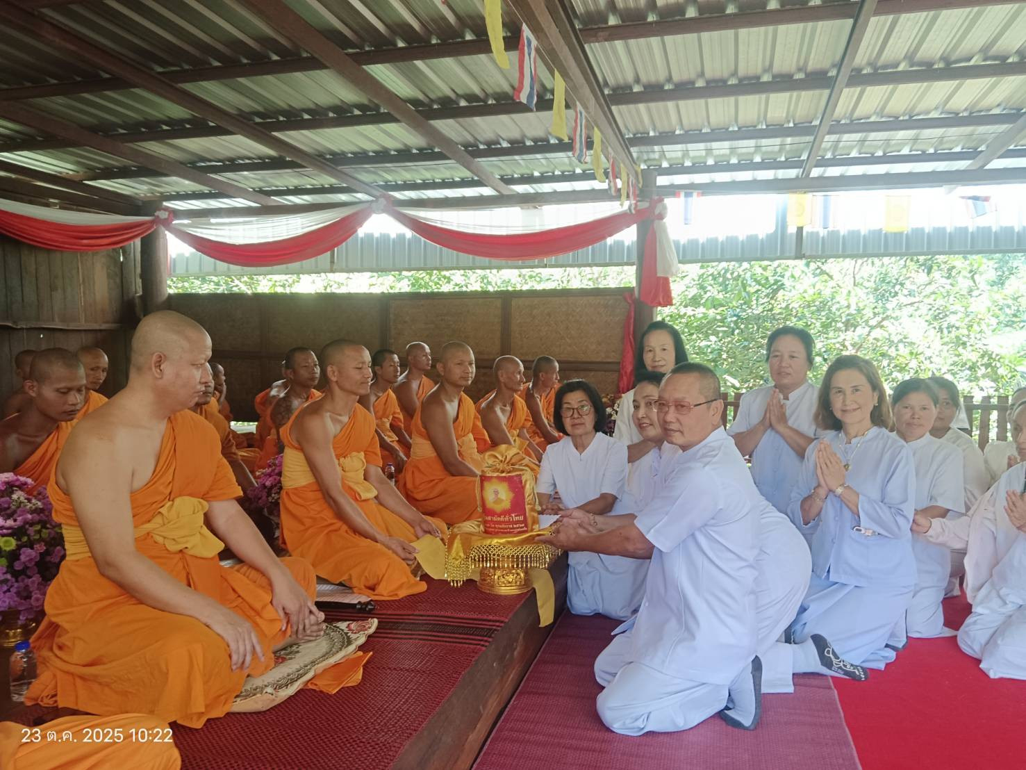 ภาพการถวายปัจจัยศูนย์ปฏิบัติธรรมฟ้าริมเงา