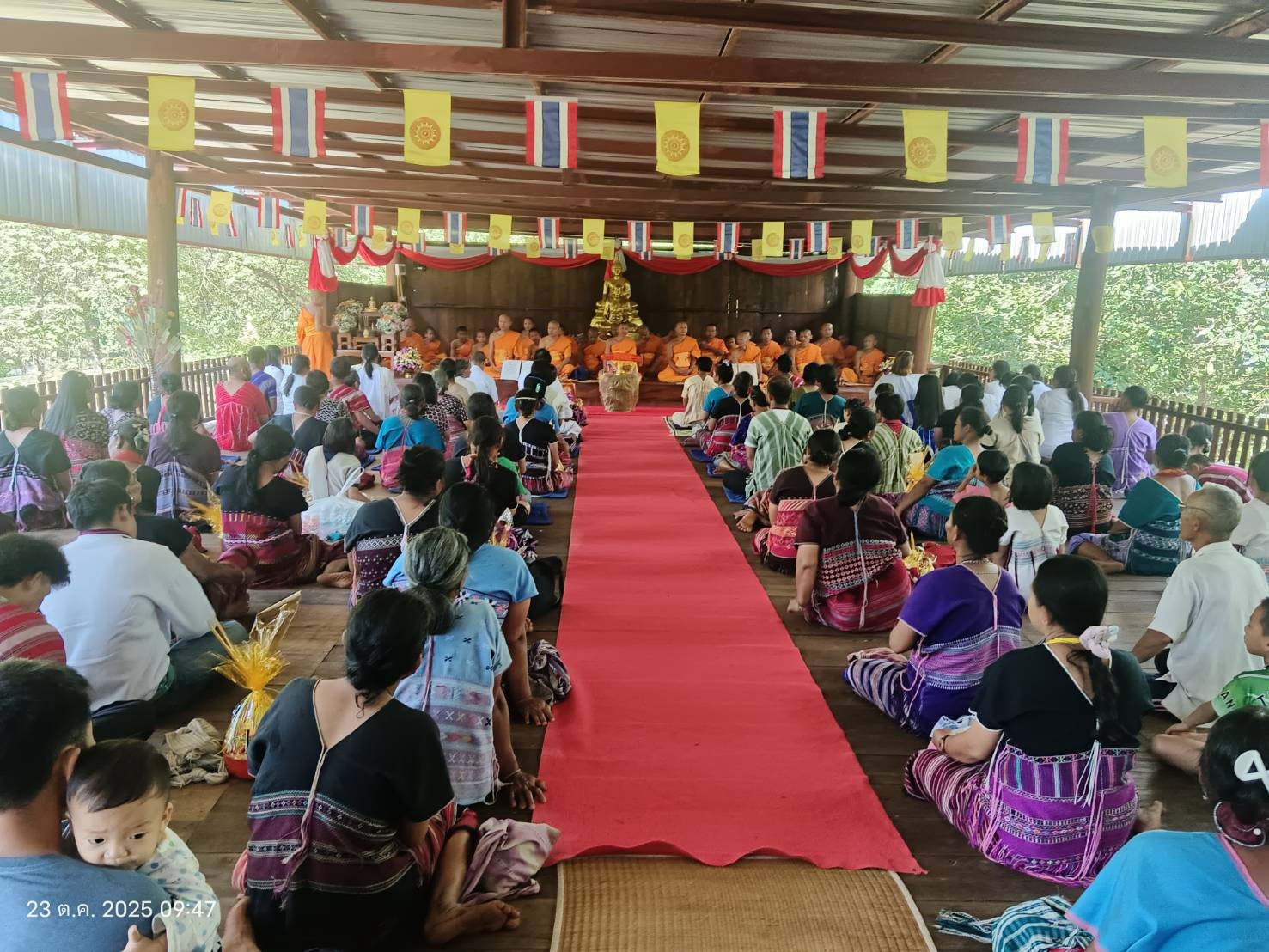 ภาพร่วมพิธีกรรมศูนย์ปฏิบัติธรรมฟ้าริมเงา