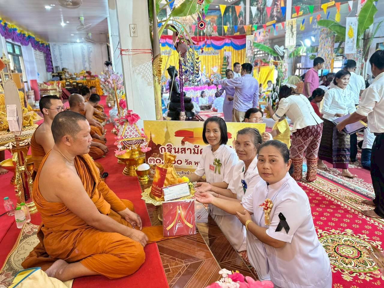 ภาพการถวายปัจจัยวัดบ้านเหล่าน้อย