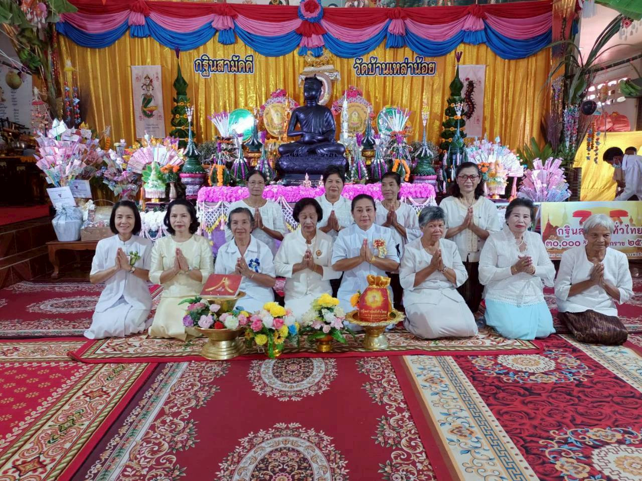 ภาพหมู่ถือพานถวายปัจจัยวัดบ้านเหล่าน้อย