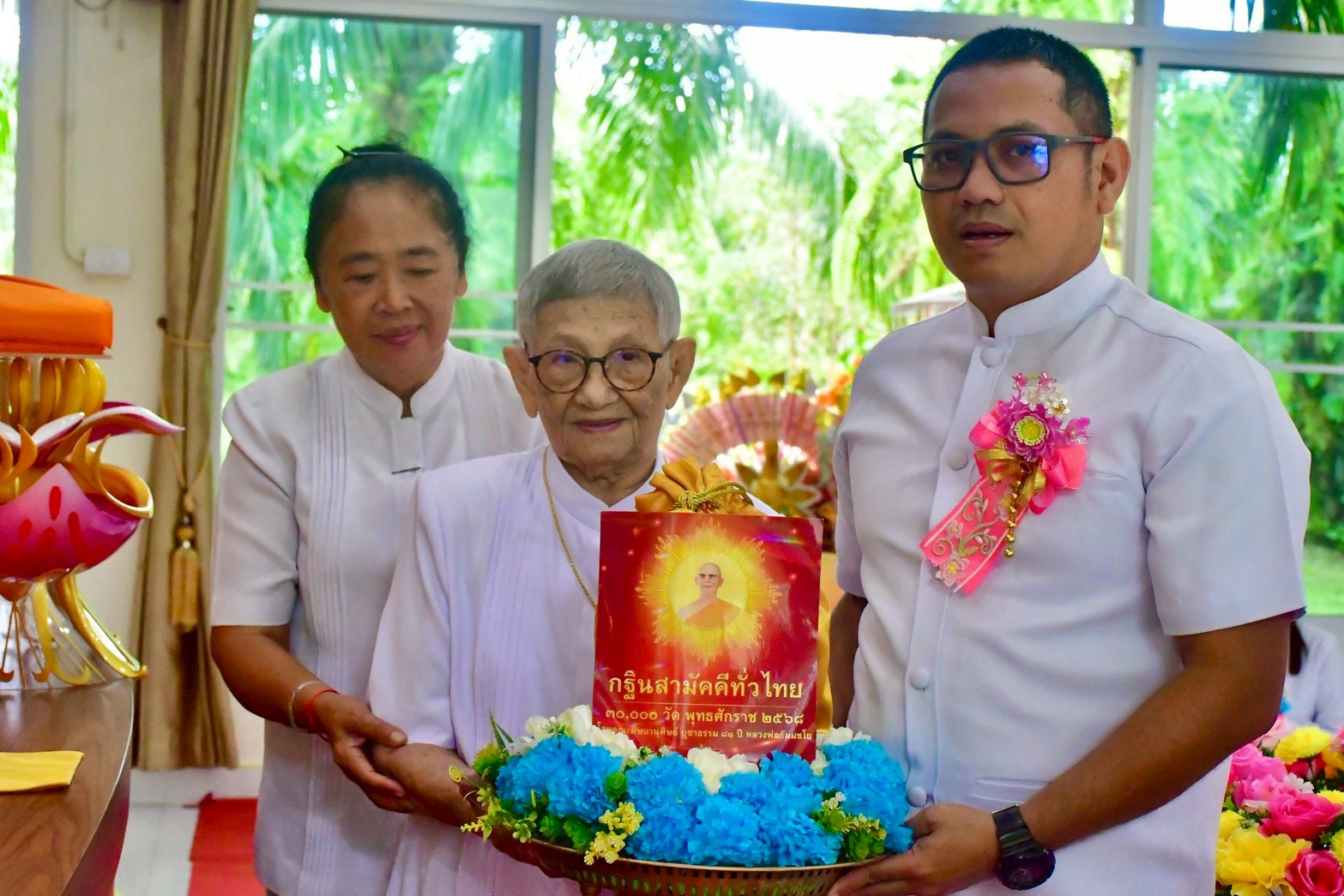 ภาพหมู่ถือพานถวายปัจจัยศูนย์ปฏิบัติธรรมจังหวัดสตูล