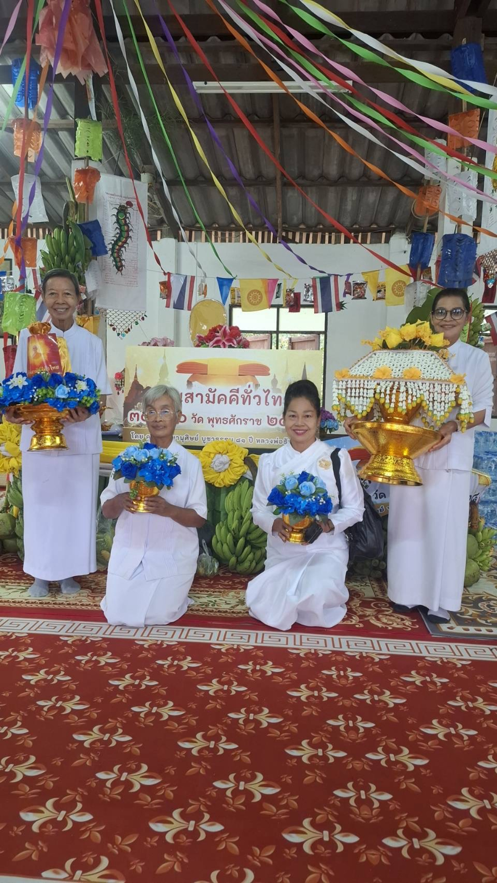 ภาพหมู่ถือพานถวายปัจจัยวัดคลองทุเรียน