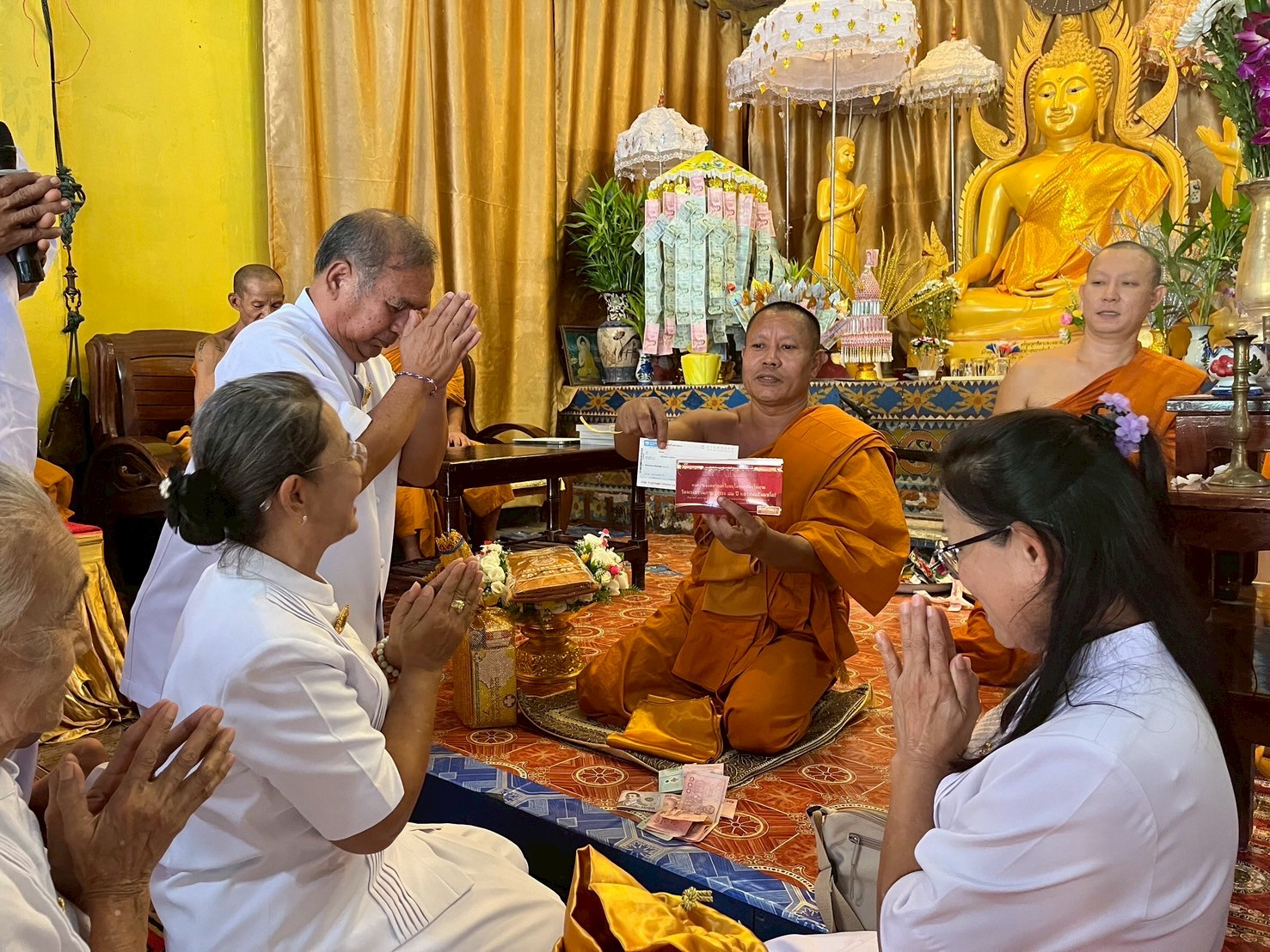 ภาพการถวายปัจจัยวัดสมเด็จ