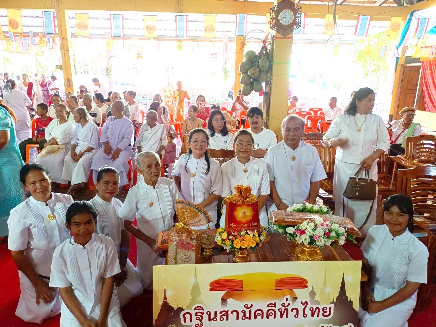 ภาพหมู่ถือพานถวายปัจจัยวัดสมเด็จ