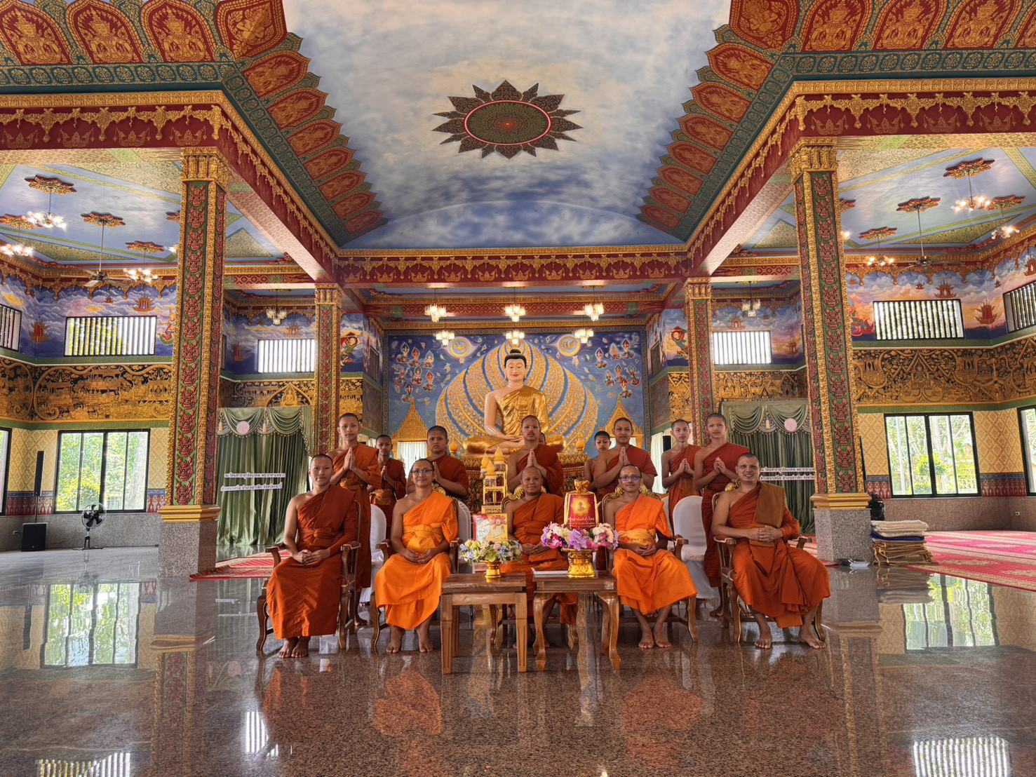 ภาพหมู่ถือพานถวายปัจจัยวัดมหาธาตุวชิรมงคล