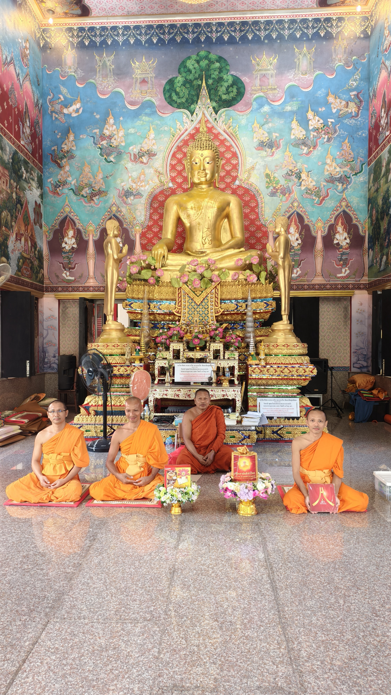 ภาพหมู่ถือพานถวายปัจจัยวัดโภคาจุฑามาตย์