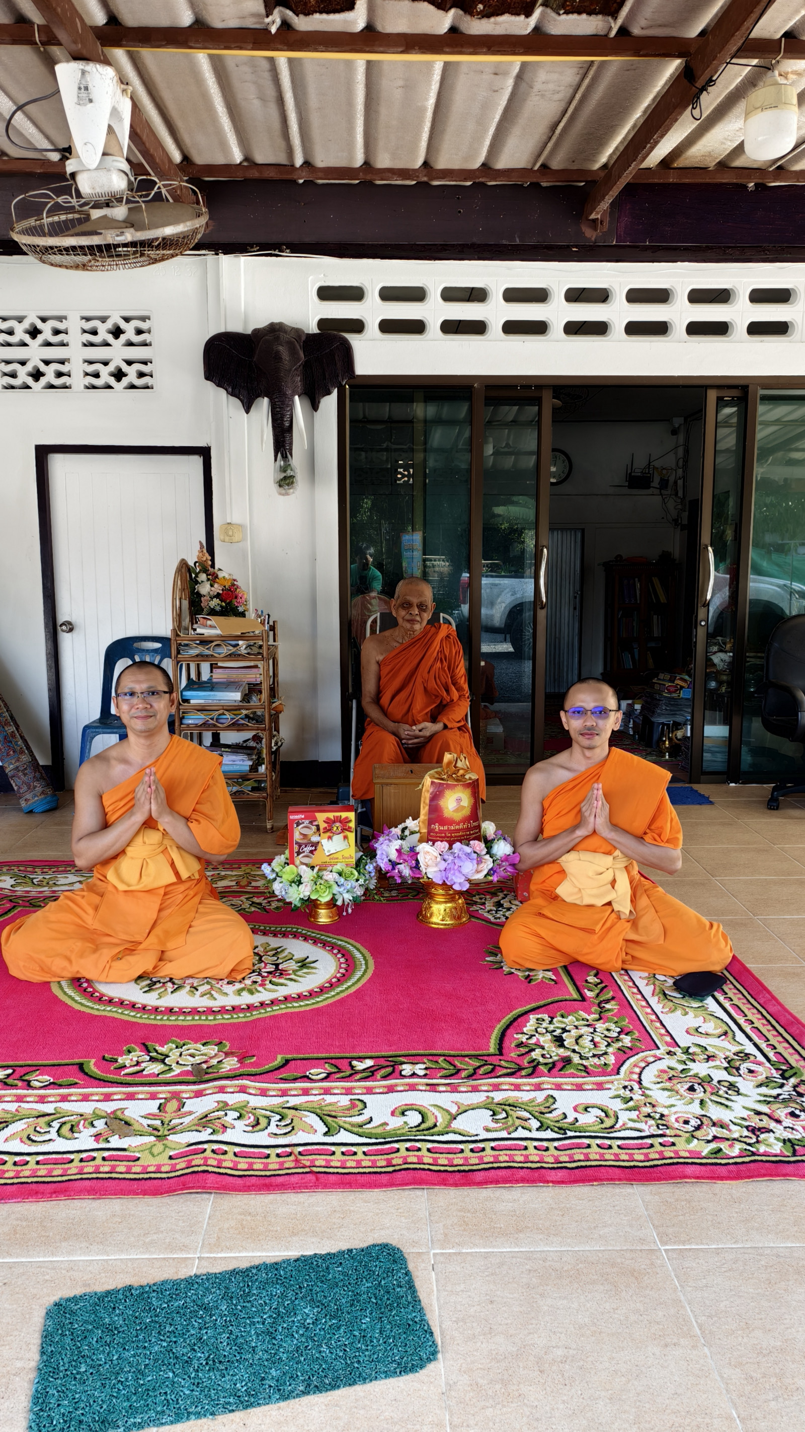 ภาพหมู่ถือพานถวายปัจจัยวัดนิคมสโมสร