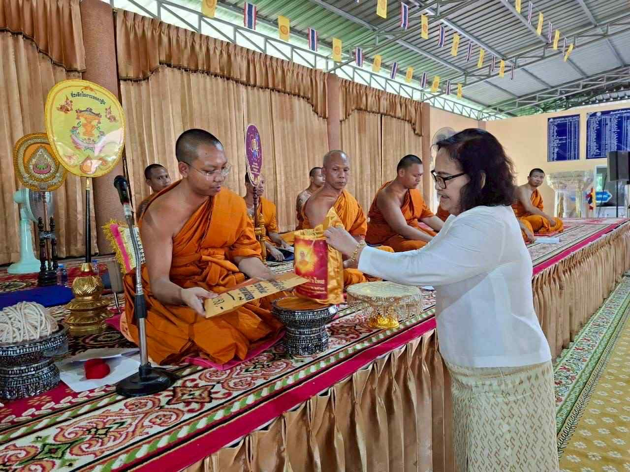 ภาพการถวายปัจจัยวัดสมัยสุวรรณ
