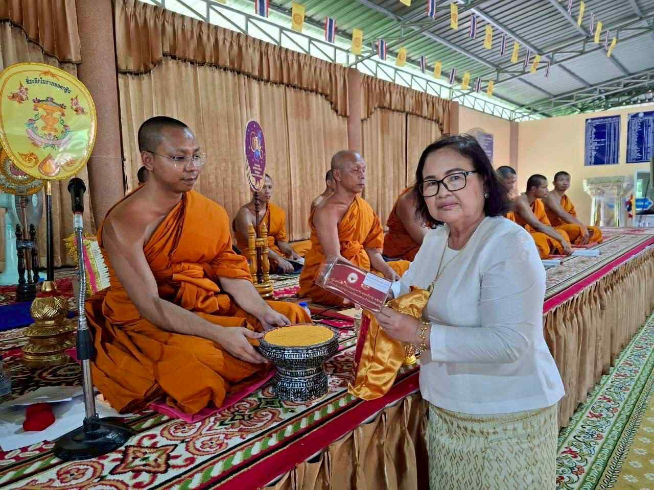 ภาพหมู่ถือพานถวายปัจจัยวัดสมัยสุวรรณ