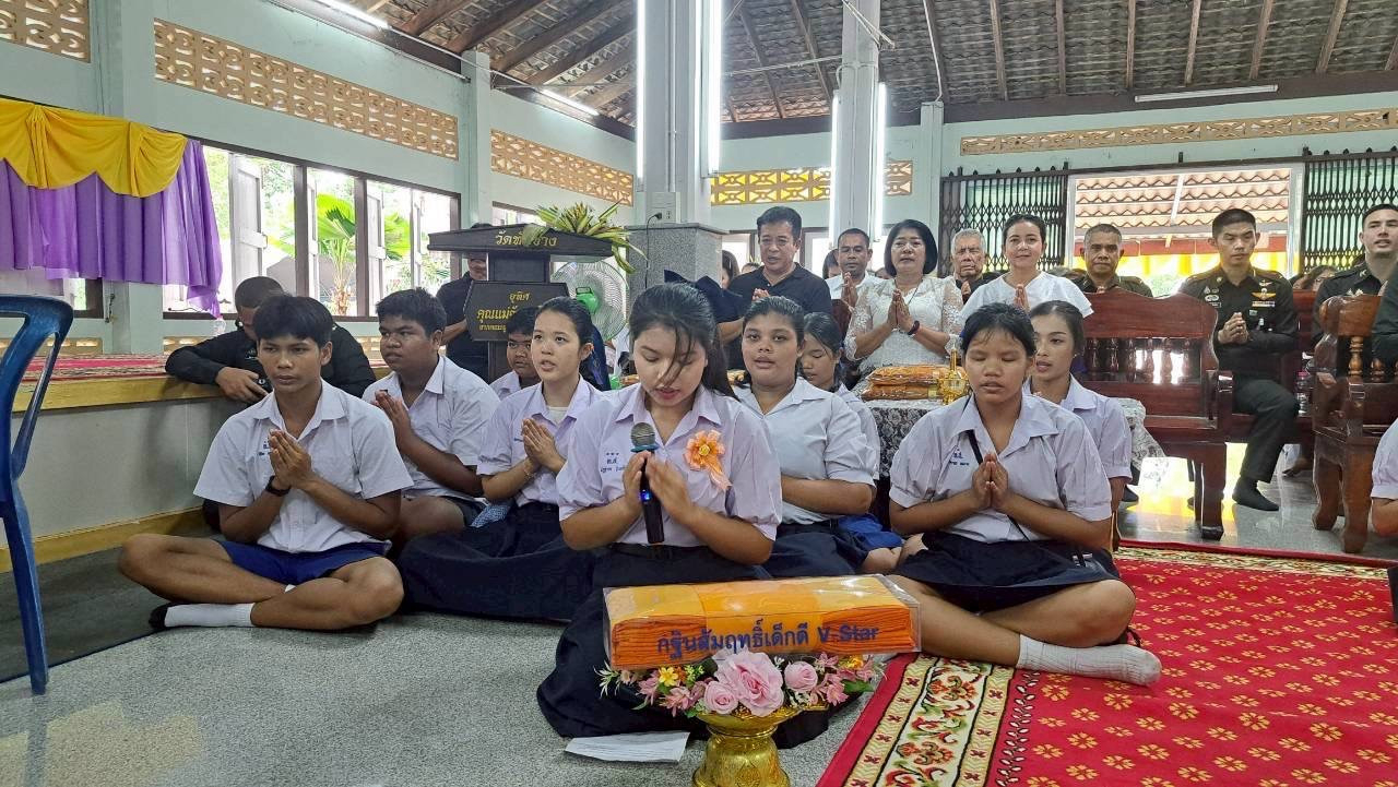 ภาพกล่าวคำถวายกฐินวัดทับช้าง