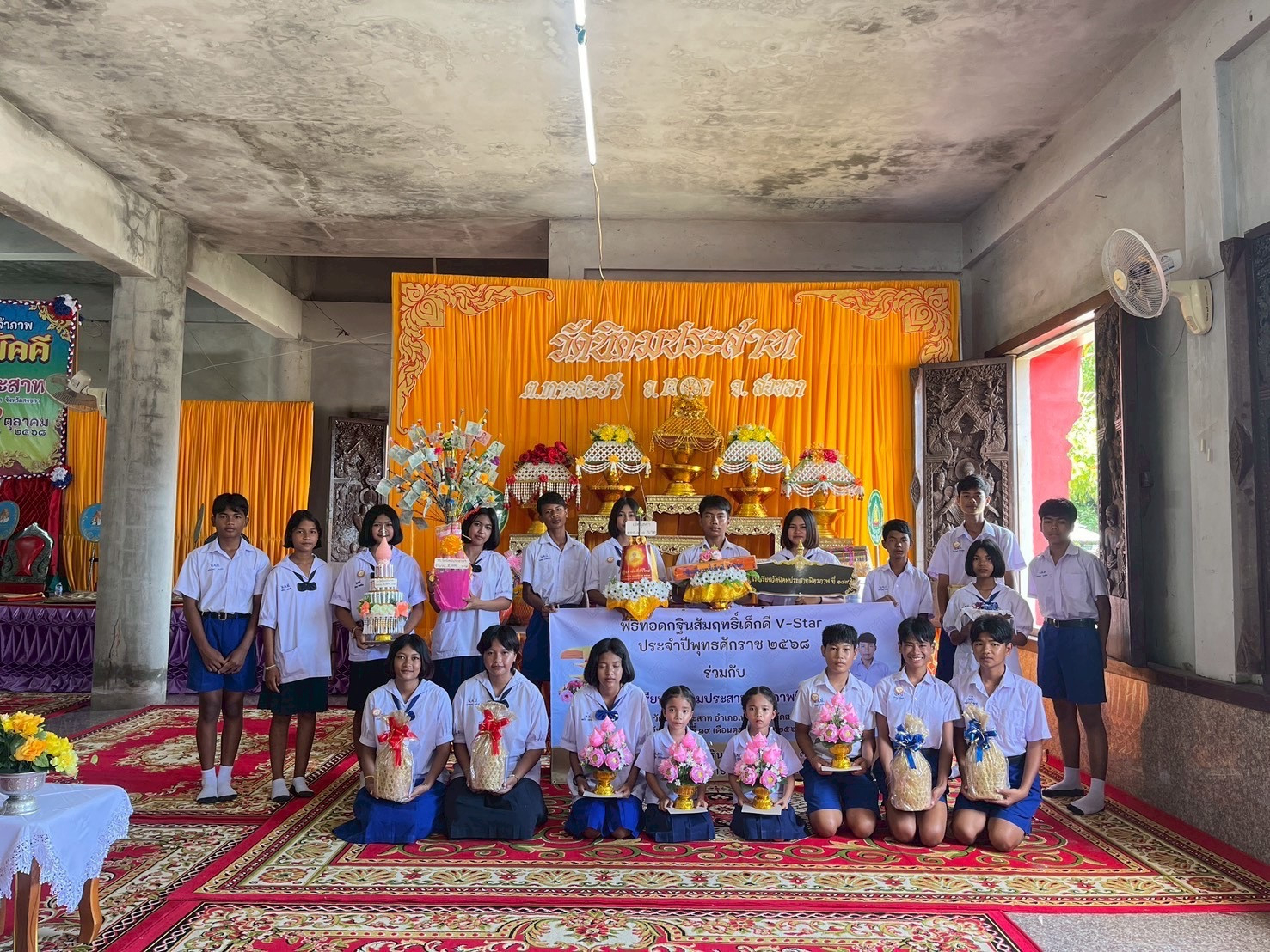 ภาพหมู่ถือพานถวายปัจจัยวัดนิคมประสาท