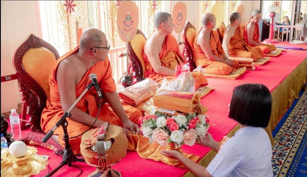 ภาพการถวายปัจจัยวัดดอนแย้