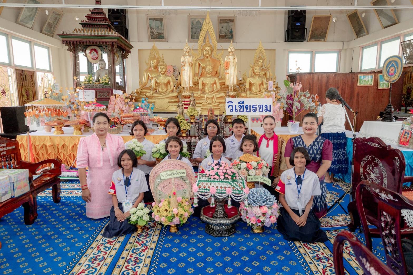 ภาพหมู่ถือพานถวายปัจจัยวัดดอนแย้